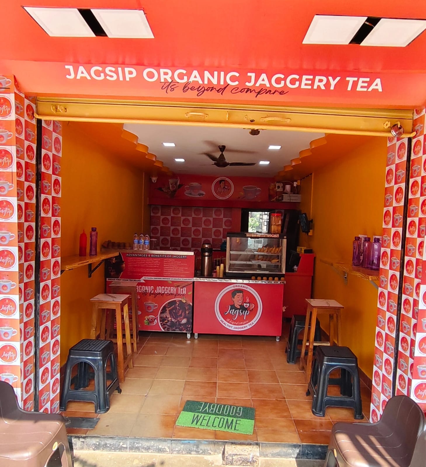 Jagsip Real Outlet Interior with Orange Branding and Welcome Mat